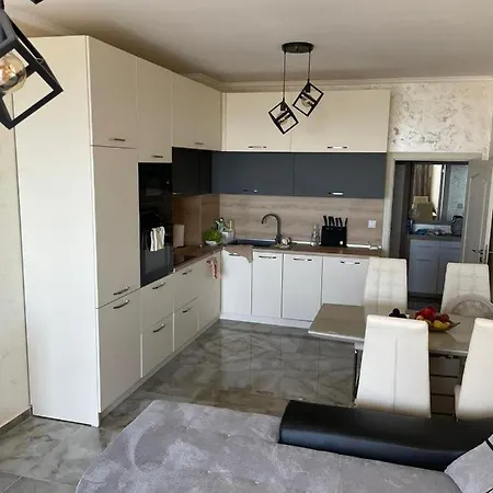 Luxury Penthouse Apartments At Valencia Gardens *